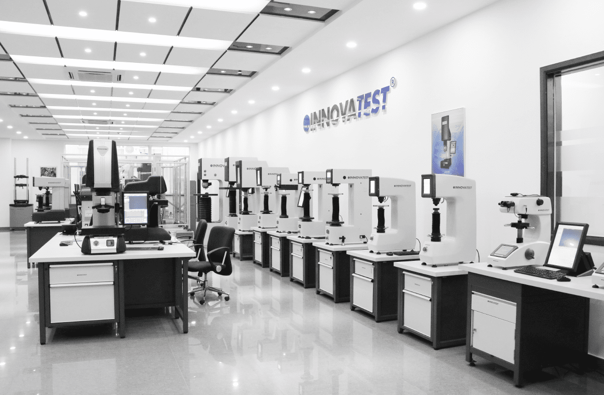 Showroom com durômetros INNOVATEST